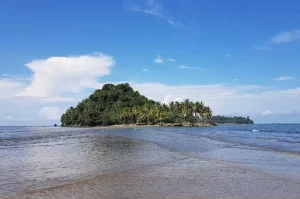 Pantai Air Manis Padang, Keindahan Alam dan Legenda yang Memikat di Sumatera Barat